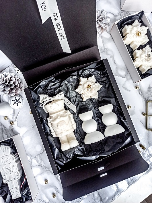 Zestaw prezentowy w ozdobnym pudełku - Świeca Dziadek do Orzechów i domki