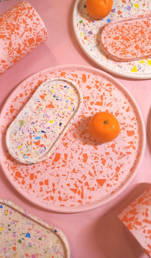 Różowa taca dekoracyjna, pomarańczowe lastryko, okrągła taca, podstawka