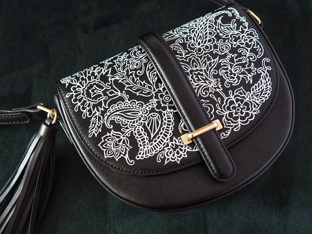 Czarna ręcznie malowana torebka na ramię