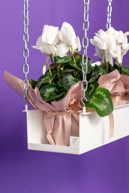 Metalowy kwietnik wiszący w formie koryta