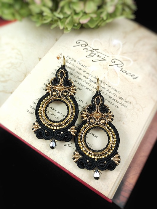 Geo Medium czarno-złote kolczyki sutasz