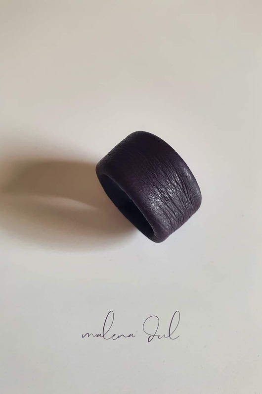 Duży awangardowy fioletowy bakłażanowy pierścionek ze skóry naturalnej