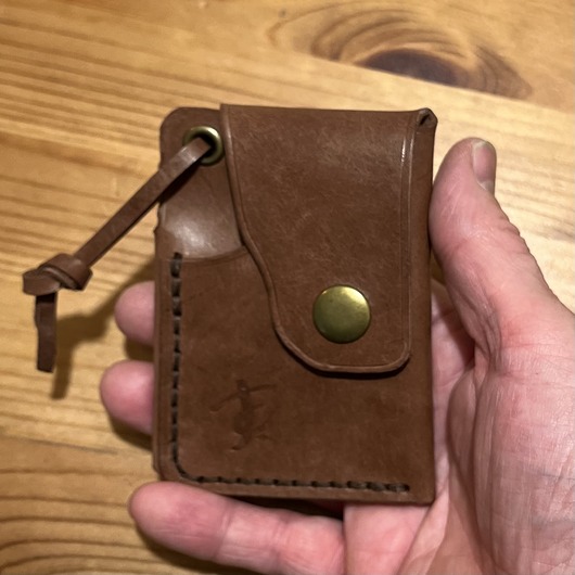 Mały portfel skórzany ciemno brązowy ręcznie uszyty na karty.