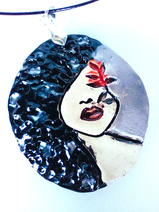 Ceramiczny wisior Kobieta