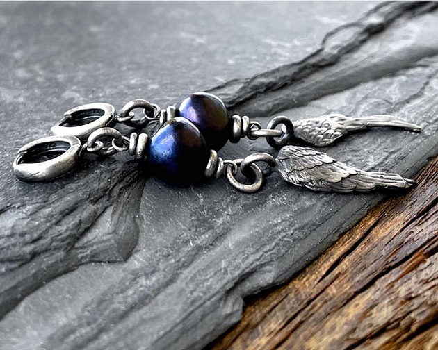 Kolczyki srebrne wiszące skrzydła z granatową perłą