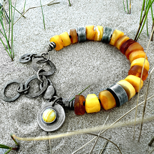 Srebrna bransoletka z matowymi talarkami bursztynu