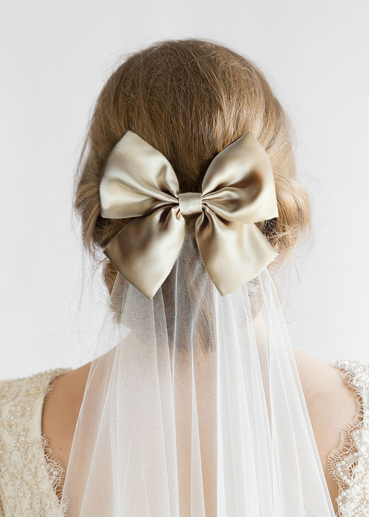 Jedwabna kokarda do włosów - szampańska