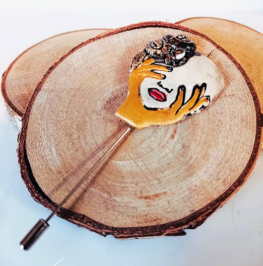 Ceramiczna broszka na szpilce - Frida . Unikatowy egzemplarz, handmade.