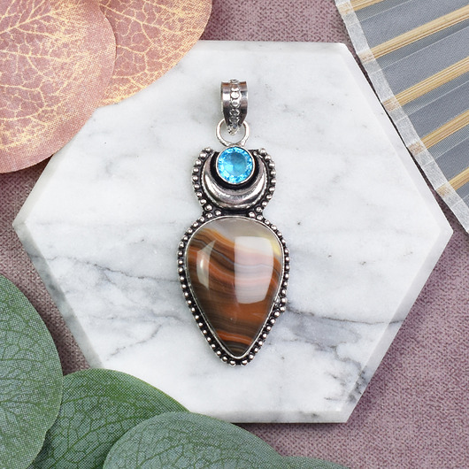 Miedziany posrebrzany ozdobny wisiorek z księżycem, agatem i topazem #593