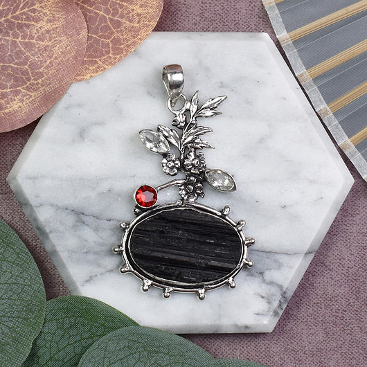 Miedziany posrebrzany ozdobny wisiorek z turmalinem i motywem kwiatowym #608