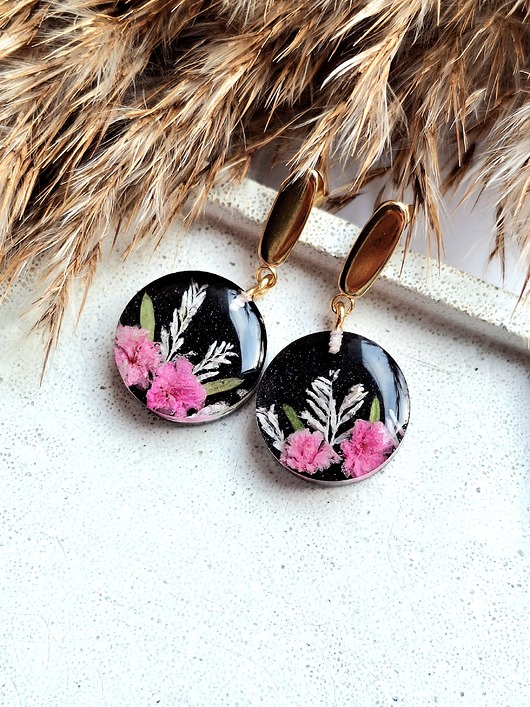 Kolczyki z suszonymi kwiatami różowej gipsówki