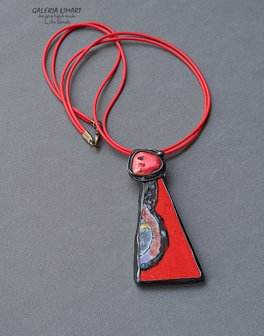 Koral i ręcznie malowana ceramika w surrealistycznym wisiorku handmade prezent