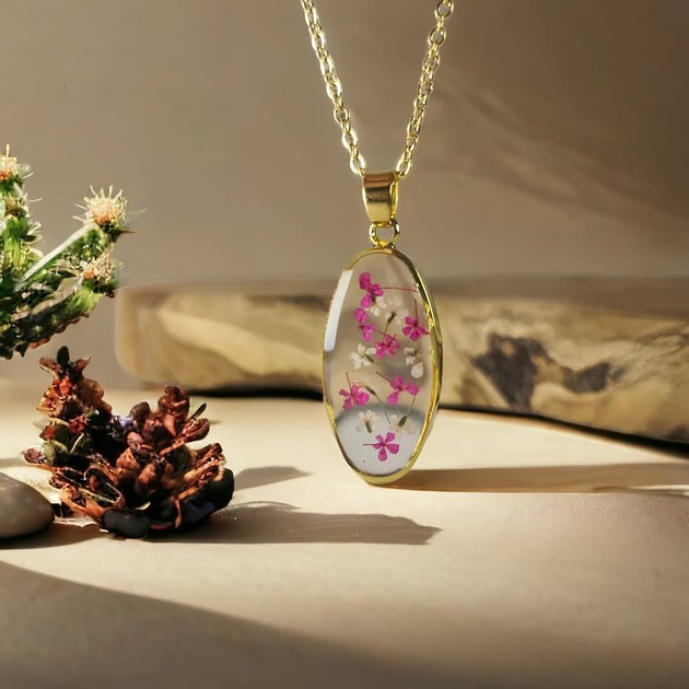 Naszyjnk z polnymi kwiatami dzikiej marchwi ?