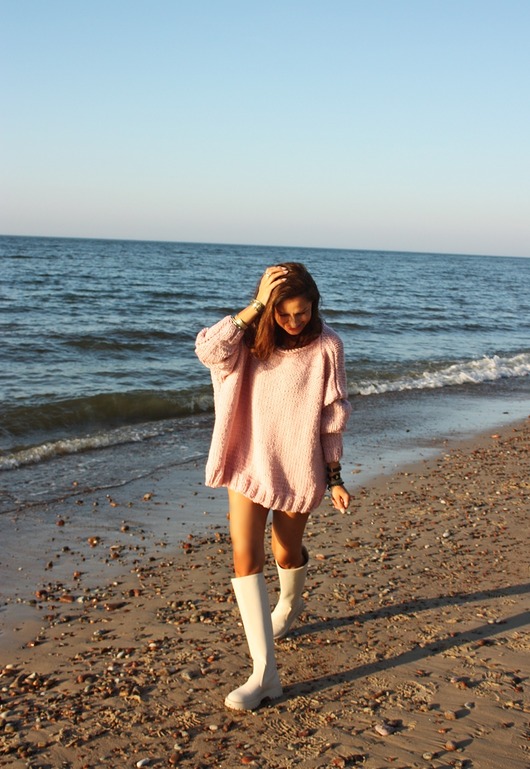 Sweter handmade oversize z wełną pudrowy róż