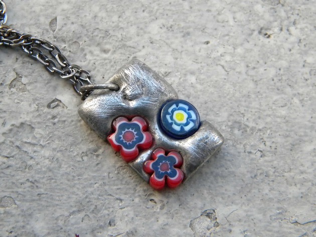 Płyta ze szklanymi kwiatkami - naszyjnik