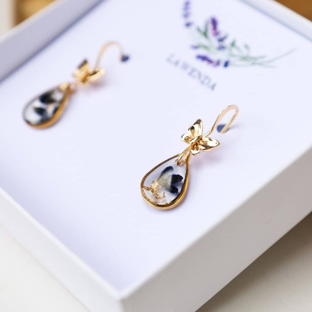 Delikatne kolczyki łezki z lawendą i motylkami perłowe tło