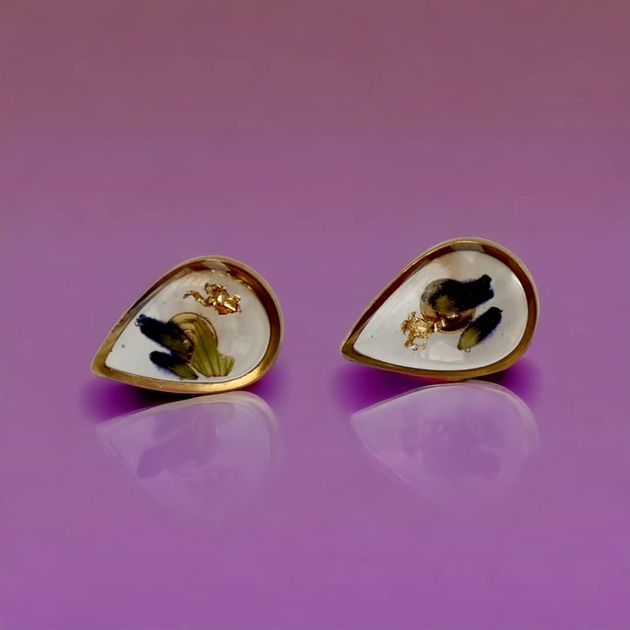 Delikatne kolczyki łezki z lawendą perłowe i płatkami złota