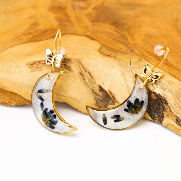 Duże złote kolczyki księżyce z motylkami i lawendą perłowe tło