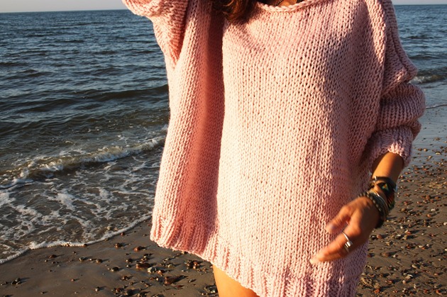 Sweter handmade oversize z wełną pudrowy róż