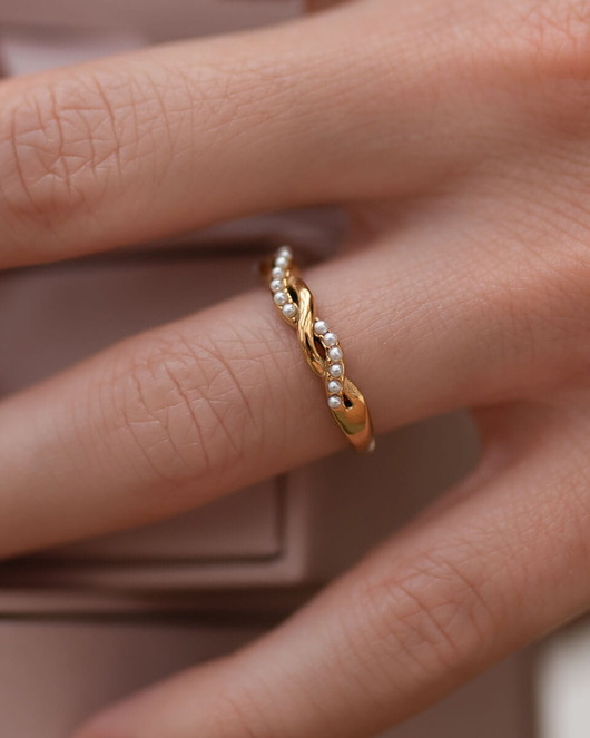 Delikatny złoty pierścionek ze stali chirurgicznej z perełkami