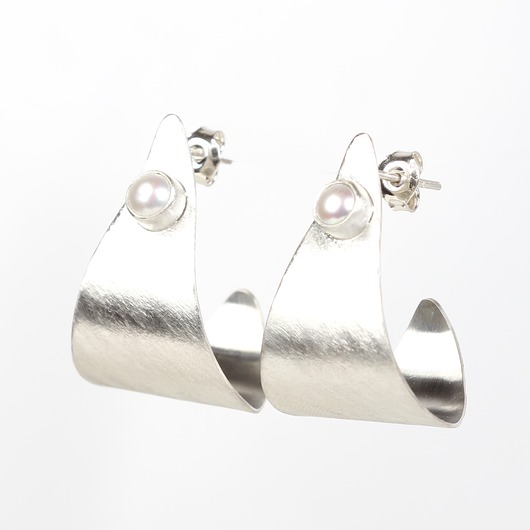 Srebrne kolczyki koła fakturowane z perłą
