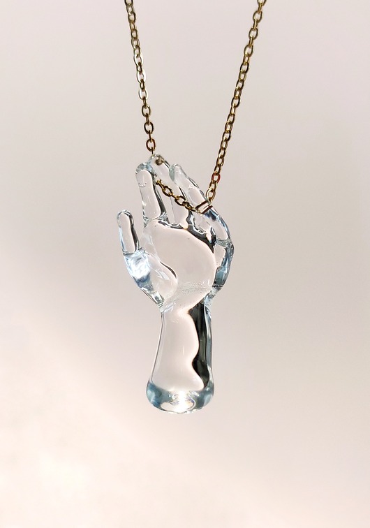 HAND - drobny wisiorek z motywem dłoni, hamsa