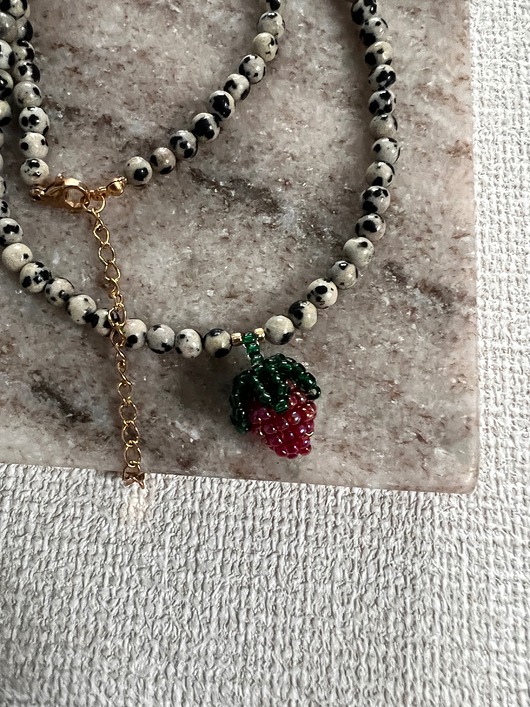 Handmade naszyjnik z jaspisem dalmatyńskim i plecioną malinką