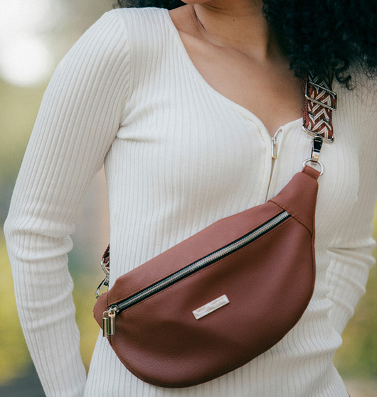 Nerka z ze skóry ekologicznej w kolorze rudego brązu.