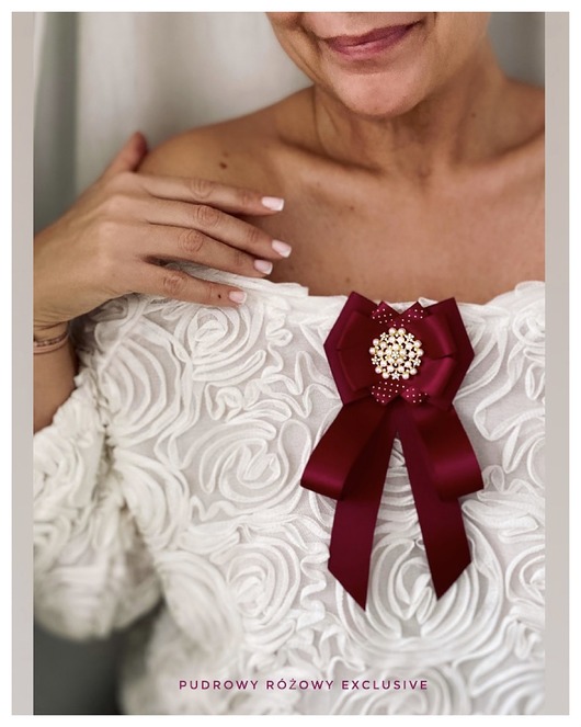 Brosza / Krawat w kolorze burgund z perłami Exclusive