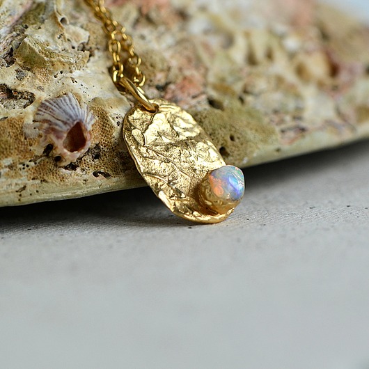 Naszyjnik z Białym Opalem