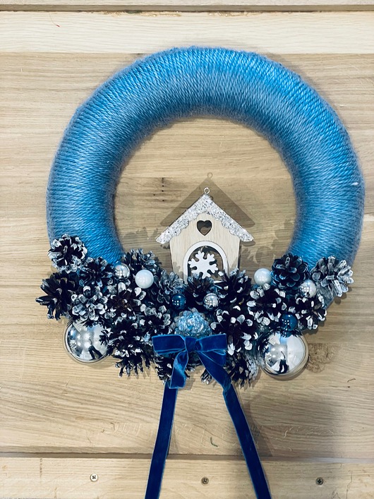 Wianek nowoczesny zimowy z włóczki