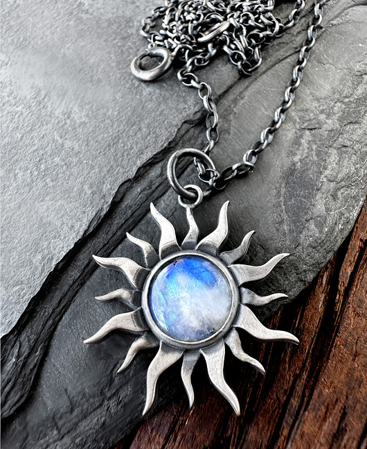 Duży, srebrny wisior symbol Słońca z kamieniem księżycowym