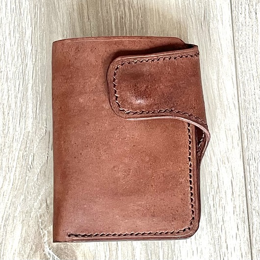 Brązowy portfel skórzany ręcznie uszyty na karty.