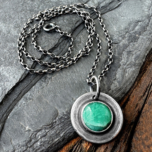 Srebrny wisiorek tribal z kamieniem