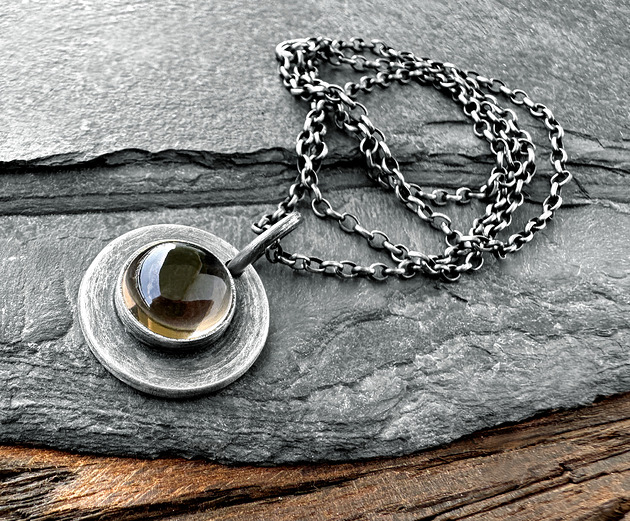 Srebrny wisiorek tribal z kamieniem naturalnym, kwarc dymny