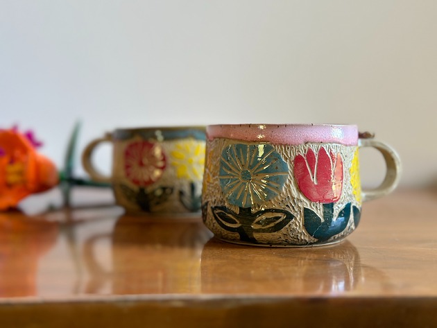 Kubek w kwiatki, sgraffito