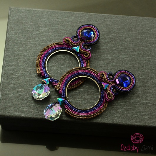 Długie błyszczące kolczyki sutasz