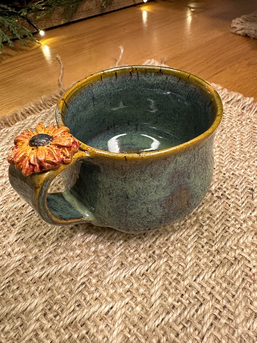 Zielony kubek ceramiczny z kwiatkiem