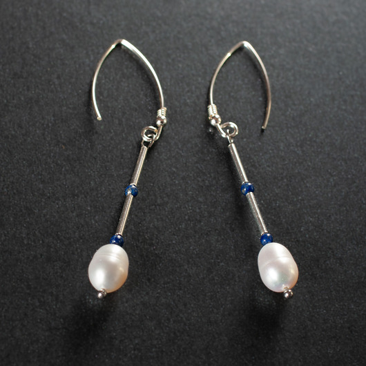 Delikatne kolczyki srebrne z perłą i lapis lazuli.[PK13]