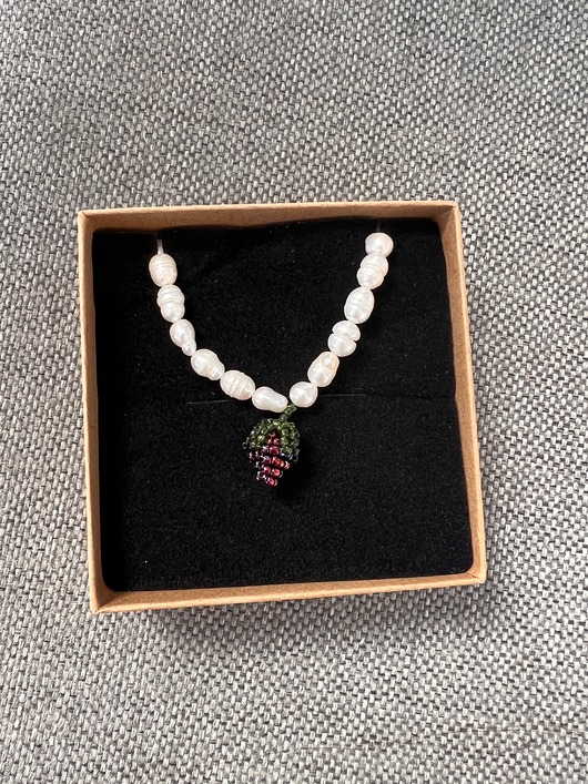 Handmade naszyjnik z naturalnych pereł z ciemną Jeżynką maliną