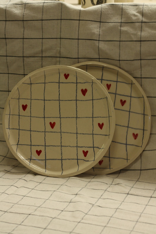 Duży talerz w kratkę i serca. Ceramika ręcznie robiona