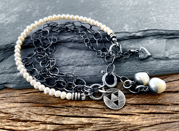 Srebrna bransoletka boho z subtelną, białą perłą