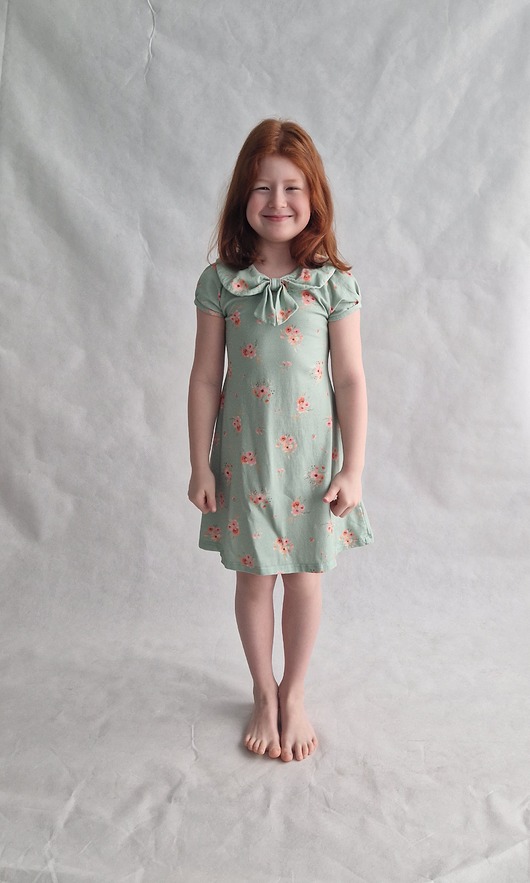 Sukienka w kwiatki z kołnierzykiem