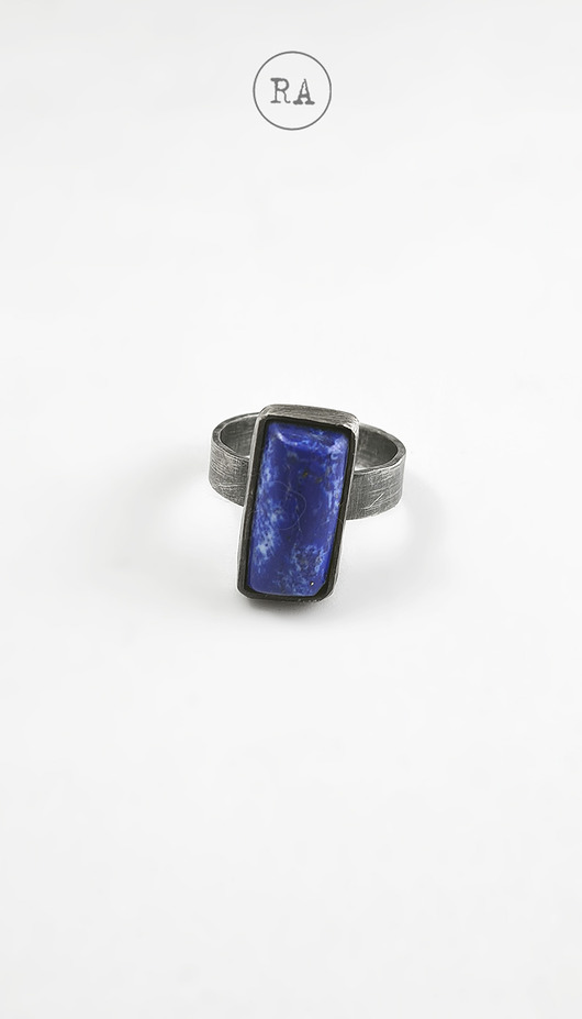 Rozm. 16 pierścionek ze srebra, oksydowany, lapis lazuli