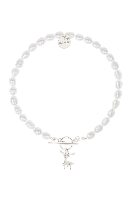 Bransoletka z pereł ze srebrnym grawerowanym reniferkiem