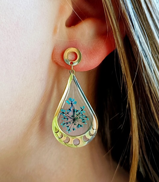 KROPLA DZIKIEJ MARCHWI - kolczyki łezki z kwiatami w żywicy