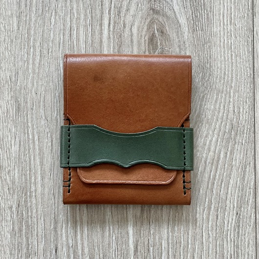 Portfel brązowo-zielony ze skóry ręcznie uszyty na karty.