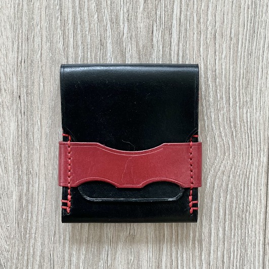 Portfel czarno-czerwony ze skóry ręcznie uszyty na karty.