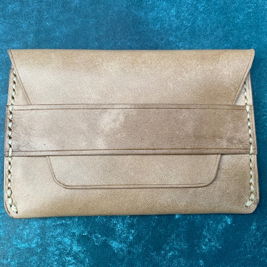 Beżowy portfel na karty ze skóry ręcznie uszyty