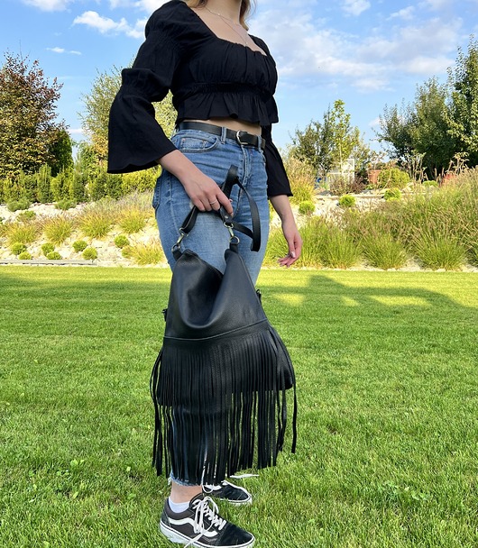 Skórzana torebka z frędzlami na ramię z regulowaną szelką